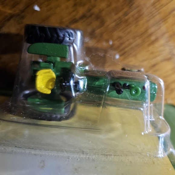 John Deere 4010 Tractor Diecast Collectible. - Picture 3 of 7
